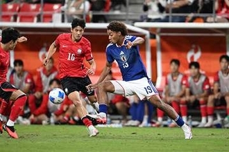 U-21日本代表にアクシデント　前半25分でンワディケが担架に運ばれ負傷交代…右膝押さえて苦悶の表情
