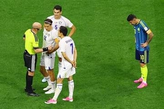 カメラマンを「容赦なくはね飛ばす」　W杯で異例事態…海外注目「医療スタッフが現場へ急行」