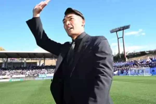J監督が試合中に“ティータイム”？　まさかの珍光景にファン脚光「水筒最高すぎる」「面白い」
