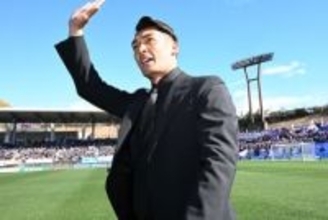 J監督が試合中に“ティータイム”？　まさかの珍光景にファン脚光「水筒最高すぎる」「面白い」