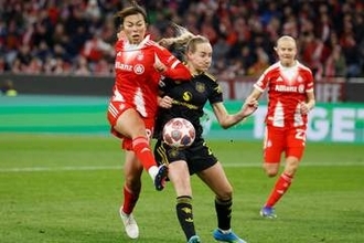 無敗優勝バイエルン…日本人が「なぜか台車で運ばれてる」　舞台裏映像で「ノリノリ」