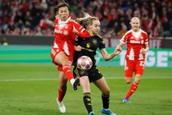 無敗優勝バイエルン…日本人が「なぜか台車で運ばれてる」　舞台裏映像で「ノリノリ」