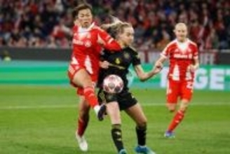 無敗優勝バイエルン…日本人が「なぜか台車で運ばれてる」　舞台裏映像で「ノリノリ」