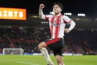 ついに覚醒の22歳日本人は「傑出している」　初ゴール含む2得点…指揮官絶賛「気持ちのいい選手」