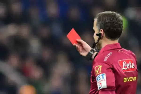 主審が試合後に観客へ神対応「他の国と違う」　まさかの"プレゼント"が話題「物理的に貰う事あるんかい」