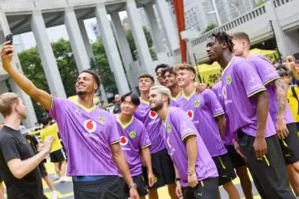 ドルトムント11選手、東京都庁で“異例の光景”　炎天下も断らず…100人以上に神対応