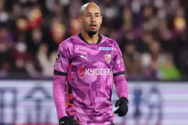 助っ人FWの華麗弾「えぐい曲がり方」　意表つく技ありボレーに喝采「必殺技」「エグすぎる」