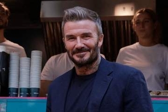 51歳ベッカムが「相変わらずかっこいい」　映画界のレジェンドと豪華2ショット「どんな組み合わせ」