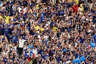 日本ブラジル戦、スタンドの“金色”人気芸人にSNS騒然「タイツのおっちゃん」「世界デビュー」