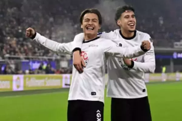 日本人が「衝撃的な一撃」…欧州絶賛「ワールドクラス」　移籍噂に監督「無理はない」