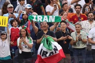 イランサポが「FIFAが禁じる国旗を掲げた」　W杯スタンドの”光景”に現地注目「いたるところで」