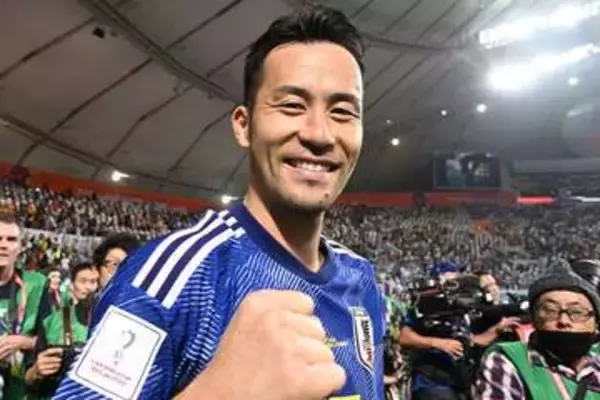 日本代表レジェンドが手にした“黄金のアイテム”　刻まれた「700」　粋な贈り物に祝福の嵐「いい顔してる」