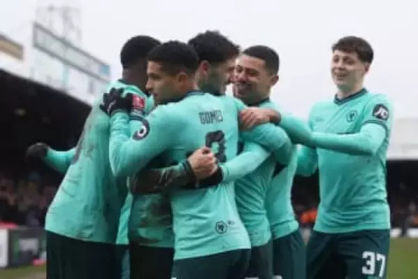 英で異例の「泥んこサッカー」　白線ぼやけ…過酷環境に現地注目「古き良きカップ戦」