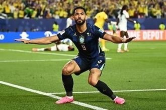 ブラジルがW杯で衝撃ゴール「狙ってやってるのか？」　”王国9番”の一撃が「バケモンだろ」
