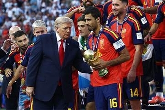 W杯決勝の歓喜に割って入るトランプ大統領「邪魔だったな」　主将ロドリの行動に「これだけでMVP」