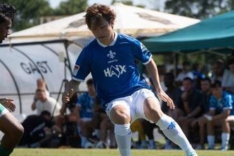 日本人が負傷交代…同僚韓国人が“お姫様抱っこ”　珍光景にドイツ衝撃「どういう状況？」