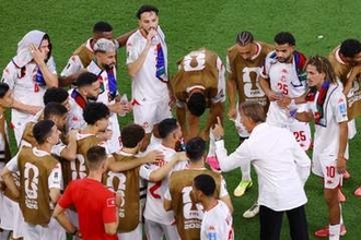 透ける白シャツ…日本代表の相手監督が「メロすぎ」　魔術師に騒然「絵になる立ち姿」