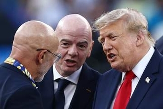 W杯表彰式…FIFA会長の”服装”が「愚かだ」　一部では好意的意見もレジェンド苦言「言葉を失うよ」