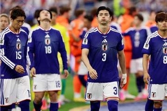 日本代表が被害…オランダ10番が「明らかに狙ってる」　警告止まりの悪質ファウル「普通にレッドやろ」
