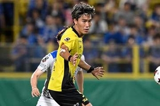 長友の現役続行「ニュース出すんかい」　特別リーグまで共闘…新天地で”5番”「マッチアップ楽しみ」