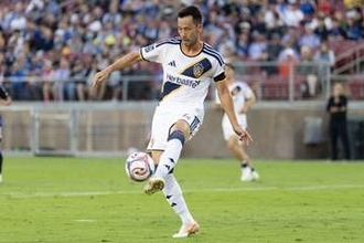 38歳元日本代表が「また決めたんだ」　OBが驚嘆…海外でスター集団を束ねる姿に「凄いですよ」