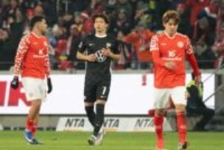 電撃加入→いきなり日本人対決　ブンデスデビュー戦でDF2人抜き…代表MFは中盤“支配”