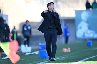槙野監督が相手をかく乱か「これありなの？」　指揮官の“服装”が話題「ルール化されそう」