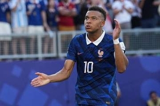 エムバペがパラグアイGKの握手を無視　終了直後に感情爆発→ボールを投げられ直撃