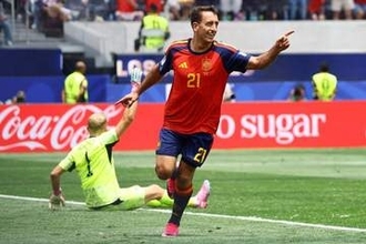 W杯で一瞬映った「完全なレッドカーペット級」大物女優　母国愛あふれる赤の装いが「最大のサポーター」