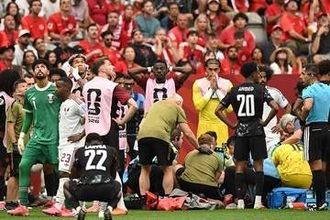 カナダ代表MFが「明らかな重傷」 W杯でまさかの重傷…5万超のスタジアムが「静まり返った」