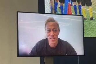 本田圭佑、現役続行の理由を告白「W杯への思いが強すぎて」　“11か国目”シンガポールでプレー
