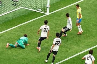 日本代表が涙、ブラジルに惜敗　W杯32強で敗退…前半先制も王国の猛攻に屈する逆転負け