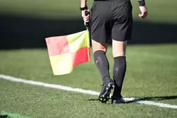 Jリーグ主審が「最高な審判！」　選手への気遣いに称賛の声「誰かグリーンカード持ってきて」