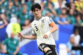 日本選手が女優妻と「真の愛に満ちた抱擁」　失意の敗退後…スタンドの光景に海外注目「飛び込んだ」
