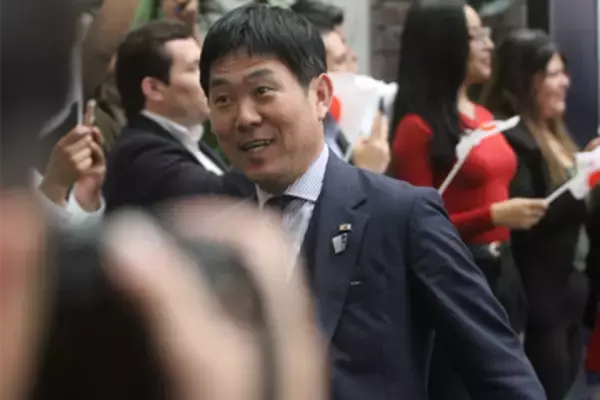 日本代表、豪雨の中モンテレイ到着　地元メディアら100人超…塩貝健人が先頭で宿舎へ
