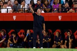 スペイン名門の指揮官が「FWでプレーできない？」　驚異の61歳…高精度キックが「ブラボー」
