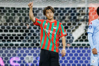 欧州1部で1試合2得点…日本人が「めちゃくちゃうまい」　右足ダイレクトが「さすが」