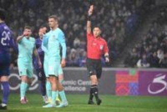 日本で起きた衝撃ハンド「スアレスやん」　即レッドに騒然…ファン驚き「サッカー史に残る」