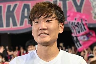 胸トラップ→40m級ロング弾「えぐ」　GKの頭上…ファン驚愕「こんなん決めれるんか」