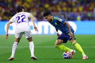W杯で珍事件が発生…ウズベキスタンDFがカメラマンと激突　スタンド騒然