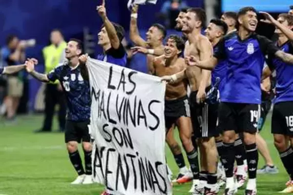アルゼンチンが掲げた政治的バナー　FIFA規定に抵触…横断幕に「マルビナスはアルゼンチンのもの」