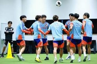 日本代表が台風の中で活動開始　16選手が室内でトレーニング…鈴木彩艶や松木玖生ら海外組も合流
