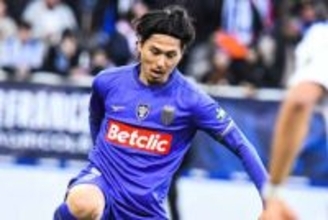 苦悶の表情「膝が地面に」　顔を覆い担架…森保ジャパン主力が「重傷を負った可能性」