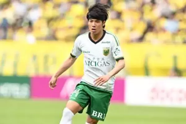 実況解説も困惑「なかなか見ない」　Jリーグで起きた珍プレーが「シュールすぎる」