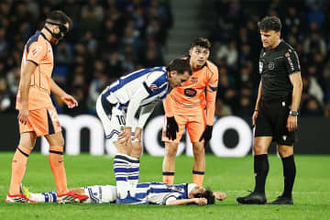 負傷交代の久保建英が「心配」　本田圭佑も反応…左太もも裏押さえて起き上がれず