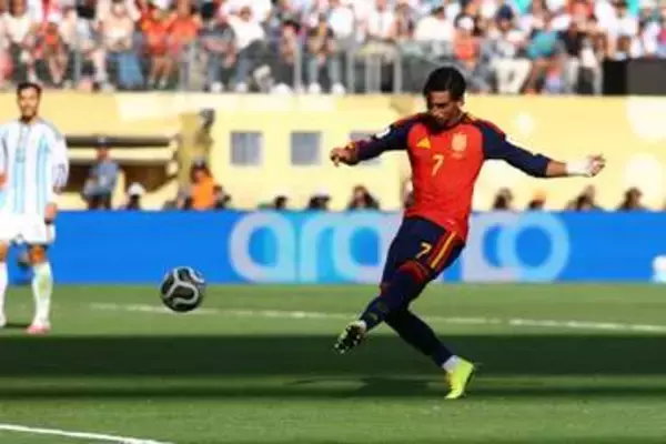 スペインFWがトランプをいじる？　優勝パレードの”服装”に現地注目「瞬く間に話題となった」