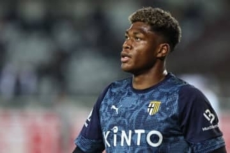 鈴木彩艶の痛恨失点「彼は全てを捧げた」　復帰戦で大敗も…監督は擁護「37箇所も骨折しながらプレー」