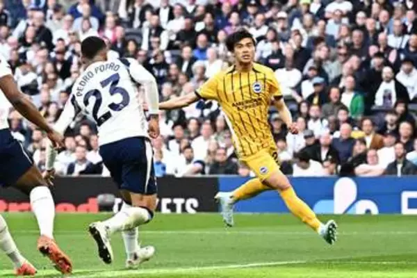 三笘薫が圧巻ボレー弾も…ピッチに座り込み後半途中に負傷交代　自ら歩いてピッチを後に