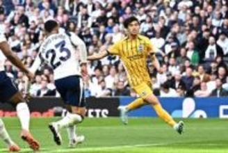 三笘薫が圧巻ボレー弾も…ピッチに座り込み後半途中に負傷交代　自ら歩いてピッチを後に