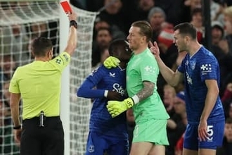 “味方への暴力行為”で一発退場　ミスから口論→顔面に平手打ち…17年ぶり蛮行に衝撃